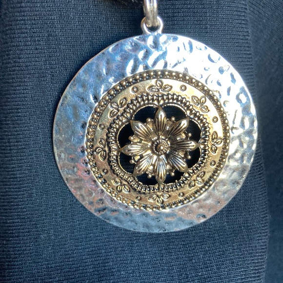 Lovely pendant necklace with hammered metal look. Mixed silver bronze. - Picture 8 of 8